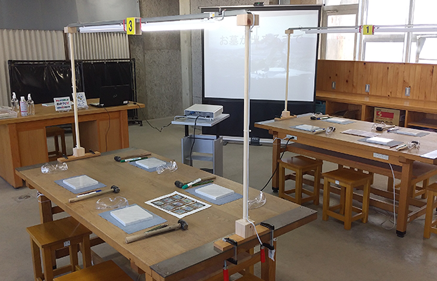 小中学校生の「ものづくり体験学習」の教室内の写真